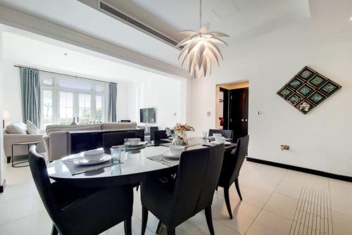 Vacationer Holiday Homes I Modern 3 Bed Villa I Private Pool I Luxury Retreat I Whispering Pines, Dubai (Foto 8)