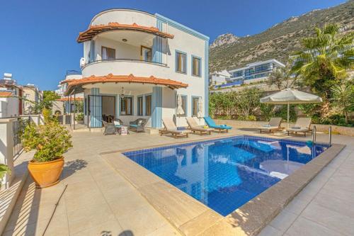 3 bedroom Villa with large pool area and top floor panoramic views