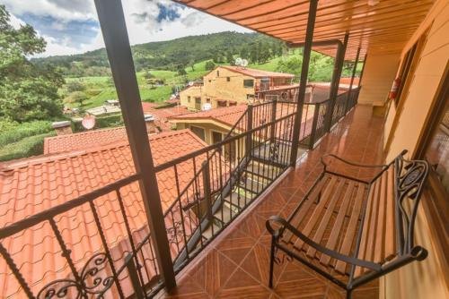 Balcony/terrace, El Churrasco Hotel y Restaurante in Poasito