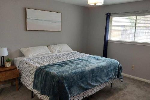 Cheerful 3 Bedroom Home with Garage Parking