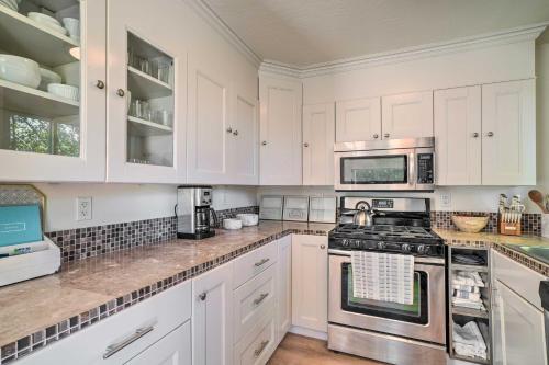 Cozy Cali Condo, Walk to Summerland Beach! in Summerland, USA
