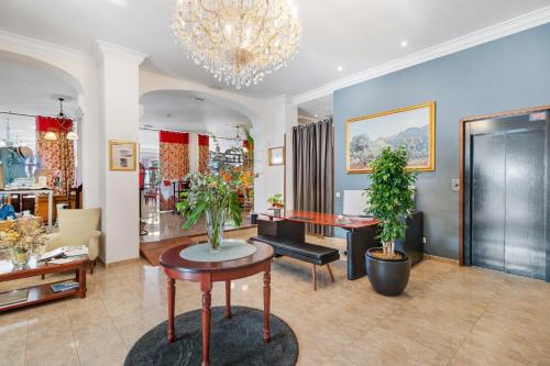 Hotel Ciutat Jardi - image 10