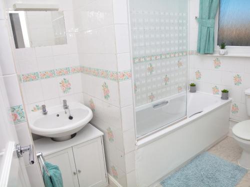 Weymouth Bay Apartment B - image 3
