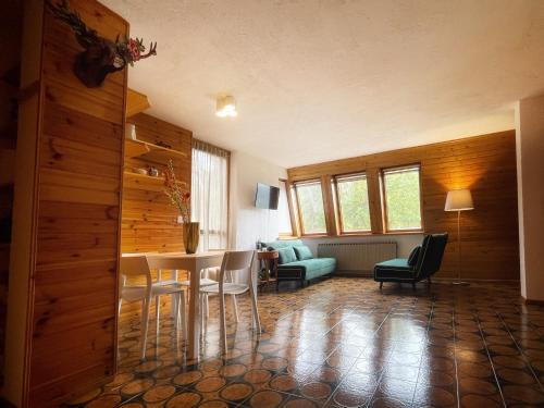 Emma’s Tiny House, Pila