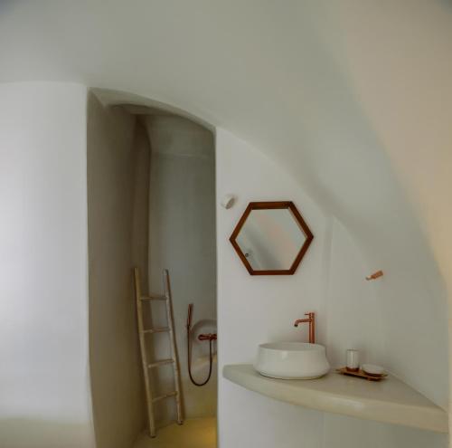 Nefeles Luxury Suites - image 13