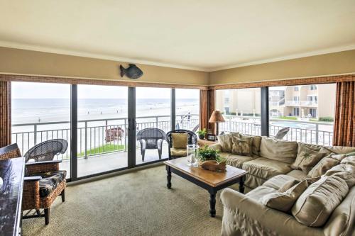 Smyrna Beach Condo with Beach View and Pool Access! in New Smyrna Beach, USA