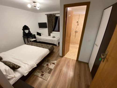 1 queen bed, 1 twin bed