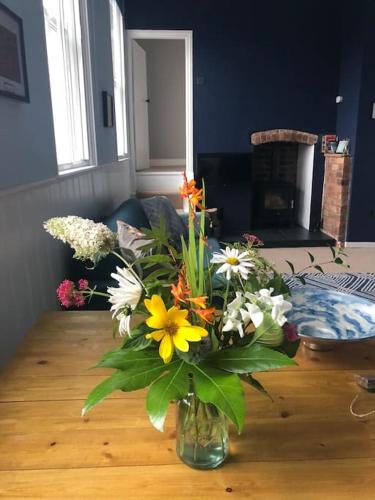 Escape To The Country @ Bron Offa Bach in Coedpoeth