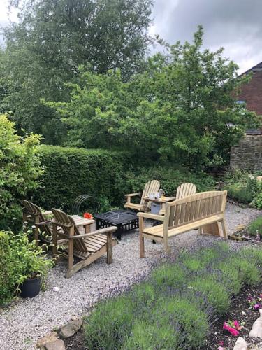Escape To The Country @ Bron Offa Bach in Coedpoeth