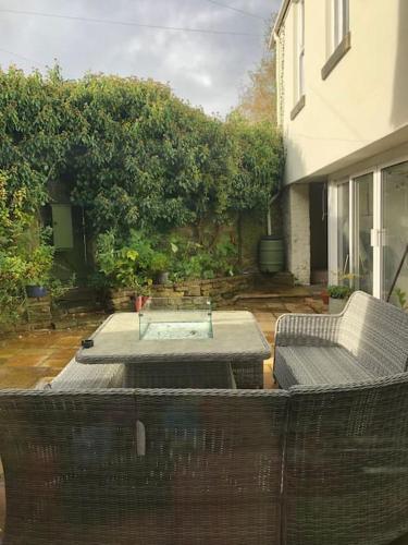 Escape To The Country @ Bron Offa Bach in Coedpoeth