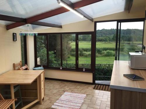 Riverside Chalet in heart of Lampeter, West Wales in 蘭彼得