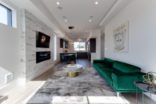 Modern 5 Bedroom Masterpiece With Rooftop Deck in Los Angeles, USA