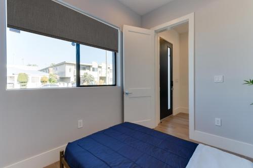 Modern 5 Bedroom Masterpiece With Rooftop Deck