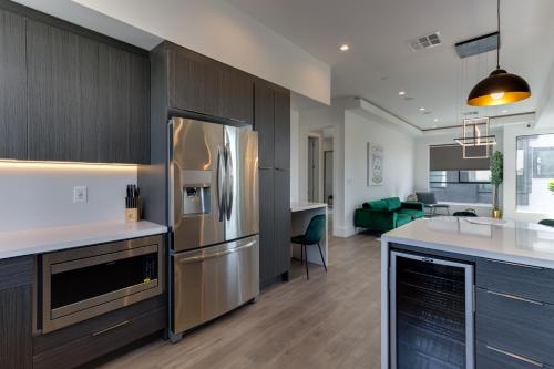 Modern 5 Bedroom Masterpiece With Rooftop Deck in Los Angeles, USA