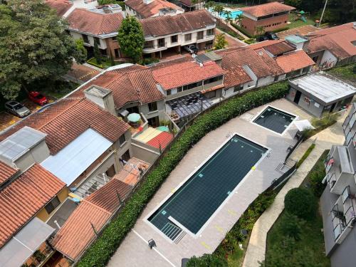 ENCANTADOR APARTAMENTO CON VISTA A LAS MONTAÑAS CON PISCINA y PARQUEADERO SECTOR DE CALMABEO MUY CERCA al CENTRO