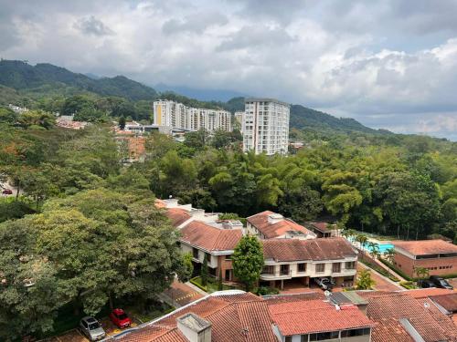 ENCANTADOR APARTAMENTO CON VISTA A LAS MONTAÑAS CON PISCINA y PARQUEADERO SECTOR DE CALMABEO MUY CERCA al CENTRO