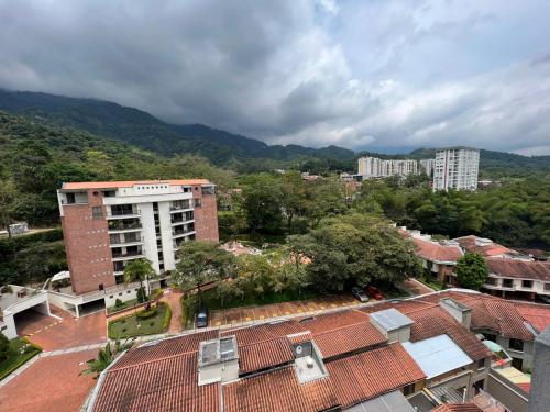 ENCANTADOR APARTAMENTO CON VISTA A LAS MONTAÑAS CON PISCINA y PARQUEADERO SECTOR DE CALMABEO MUY CERCA al CENTRO