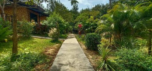 Koh Mook Bamboo Bungalows ตรัง