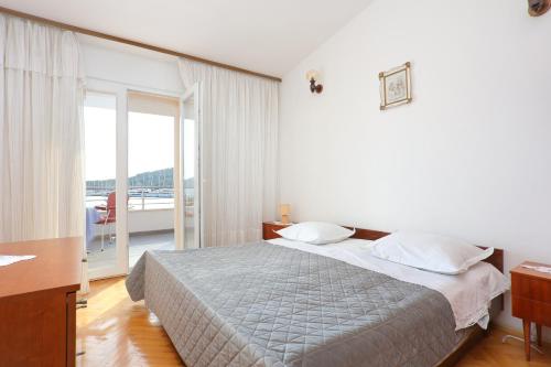 Apartments by the sea Rogoznica - 7558 - image 12