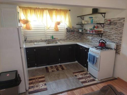 Cozy quiet 1 bedroom 2A near Beach near US Embassy - image 3