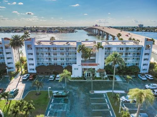 Bahia Vista Have a SandSational Time on Isla Del Sol in St Petersburg, USA