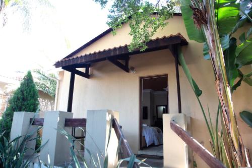 Constantia Manor Guest House - image 4