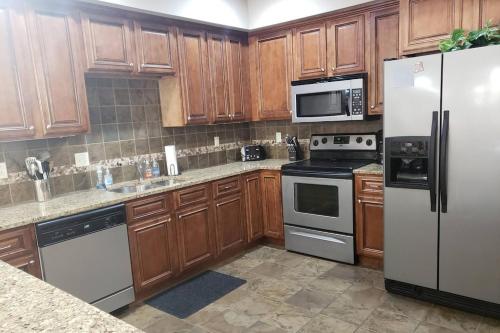 Beautifull Ground Floor Two Bedroom, Two Bath Condo. Near Golf and Branson RecPlex. Awesome!!