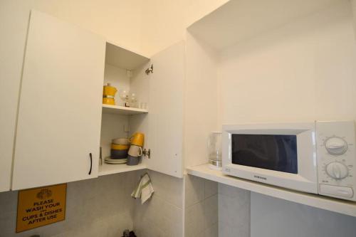 Studio by Main Square - High Ceilings - Fast Wifi - image 3