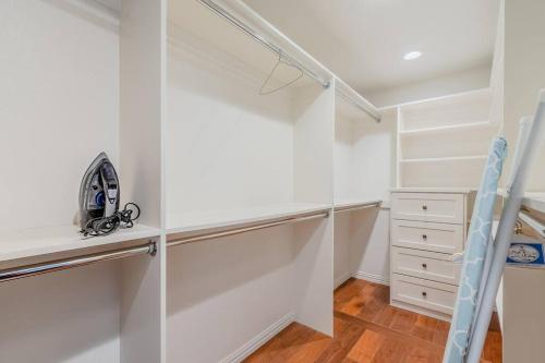 Stylish 4Beds 3xBaths Home With Heated Pool & Spa in Plano, USA