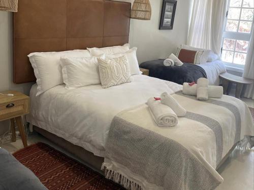 1 queen bed, 2 twin beds