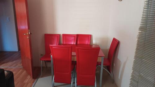 2 bedrooms, 8 beds