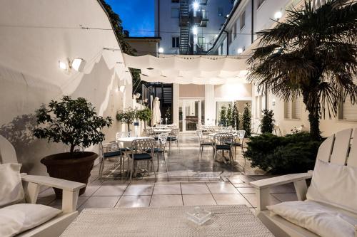 Сад, Hotel London in Віареджо