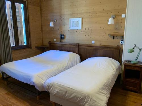 1 queen bed, 1 twin bed