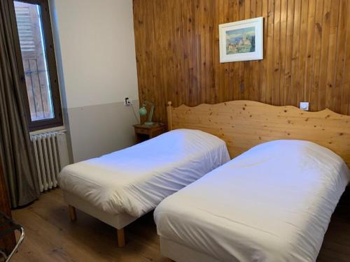 2 twin beds