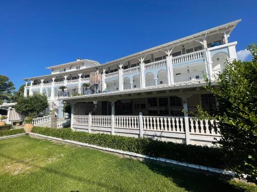 . Diaporos Hotel