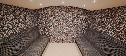 Paradise Hotel - image 4