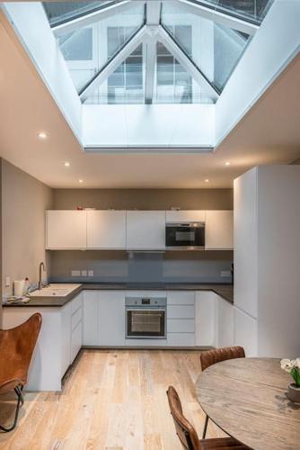 Picture of Nelson Crescent West : Modern One Bedroom Basement Apartment In Central Location