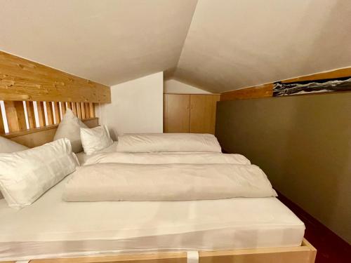 Arlen Lodge Hotel - image 2