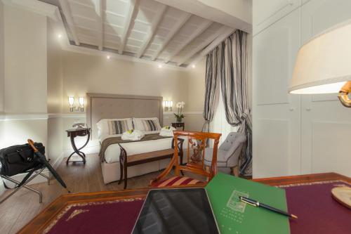 La Residenza del Sole al Pantheon Stop at La Residenza del Sole al Pantheon to discover the wonders of Rome. Featuring a complete list of amenities, guests will find their stay at the property a comfortable one. Family room, tours, co