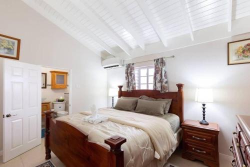 Loft - Sleeps 4 - Parking - Balcony, Kingston