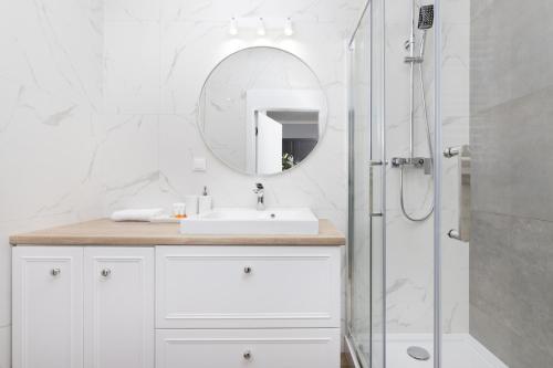 Gdynia Plac Unii Śródmieście Apartment by Noclegi Renters - image 2