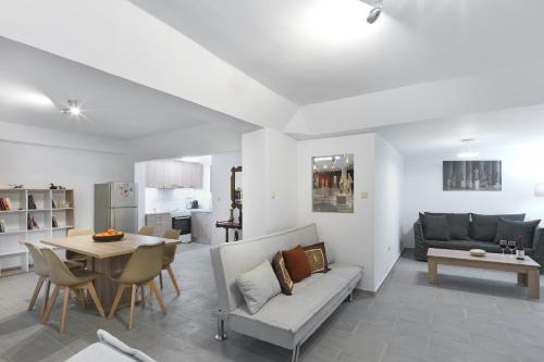 2 bedroom aprtmnt next to Hilton and all hospitals, Atenas