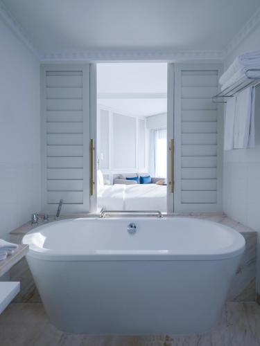 Bathroom, Sofitel Dubai Jumeirah Beach in Dubai Marina