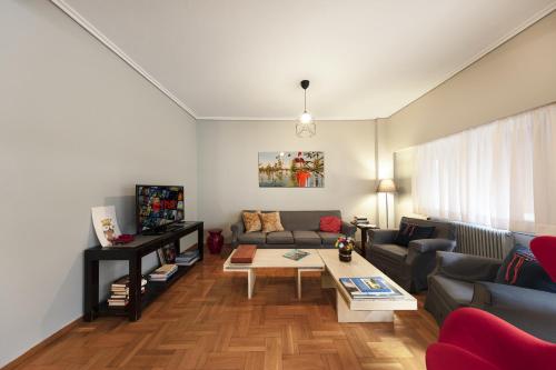 Spacious 3 Bedroom apt near Acropolis museum - image 9