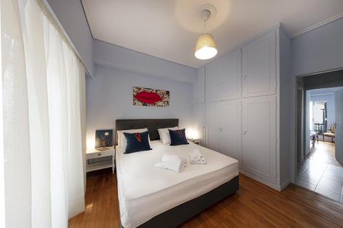Spacious 3 Bedroom apt near Acropolis museum - image 4
