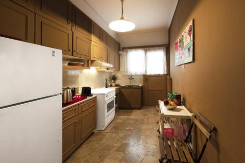 Spacious 3 Bedroom apt near Acropolis museum - image 14