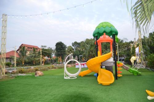 Детская площадка, Flower and Stone Resort in Город Тиен Тон