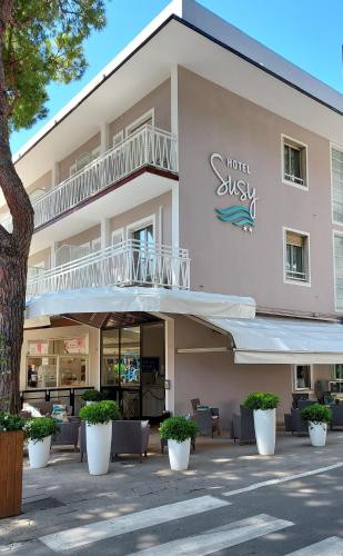 Hotel Susy - Ambienti rinnovati 2022 - direttamente su viale Dante e a due passi dal mare