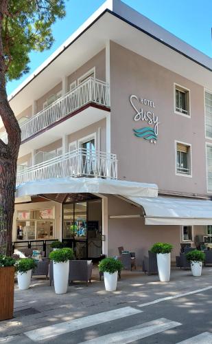 Hotel Susy - Ambienti rinnovati 2022 - direttamente su viale Dante e a due passi dal mare 1