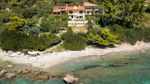  Beachfront Villa Posidi in Kalandra